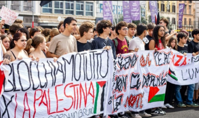 Ribuan masa Pro-Palestina gelar demo jelang laga kualifikasi Piala Dunia Italia vs Israel. [Int]